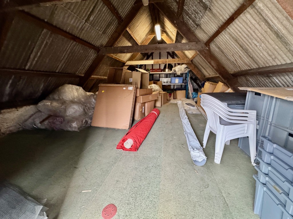 Lot: 39 - FREEHOLD COMMERCIAL PREMISES WITH PARKING ON EDGE OF CITY - First floor - barn